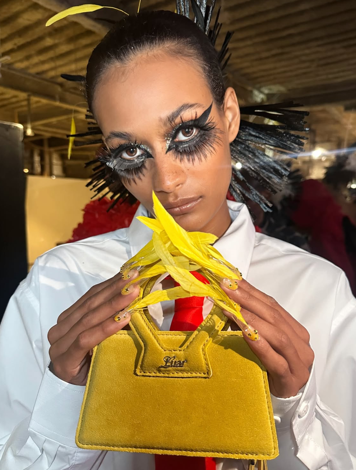 Ногти со стразами, перьями и цепями: 13 идей новогоднего маникюра с подиумов (фото 7)