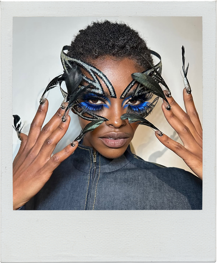 Ногти со стразами, перьями и цепями: 13 идей новогоднего маникюра с подиумов (фото 6)