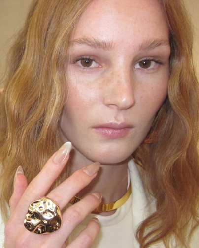 Ногти со стразами, перьями и цепями: 13 идей новогоднего маникюра с подиумов (фото 12)