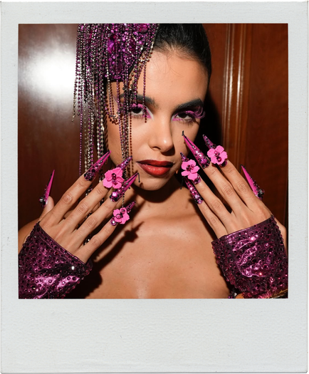 Ногти со стразами, перьями и цепями: 13 идей новогоднего маникюра с подиумов (фото 14)