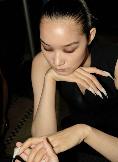 Ногти со стразами, перьями и цепями: 13 идей новогоднего маникюра с подиумов (фото 2)