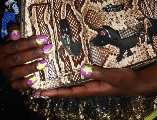 Ногти со стразами, перьями и цепями: 13 идей новогоднего маникюра с подиумов (фото 28)