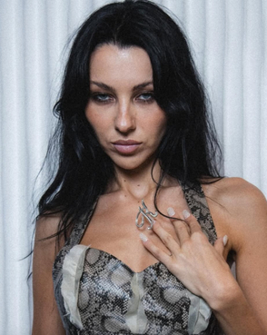 Ногти со стразами, перьями и цепями: 13 идей новогоднего маникюра с подиумов (фото 10)