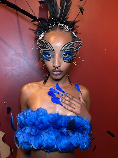 Ногти со стразами, перьями и цепями: 13 идей новогоднего маникюра с подиумов (фото 8)