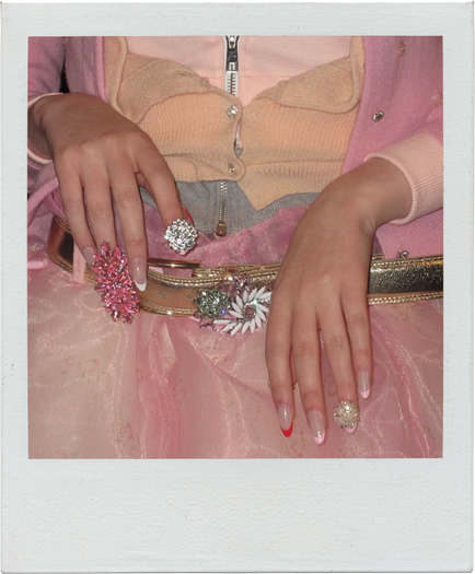 Ногти со стразами, перьями и цепями: 13 идей новогоднего маникюра с подиумов (фото 4)