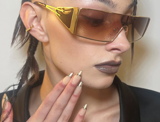 Ногти со стразами, перьями и цепями: 13 идей новогоднего маникюра с подиумов (фото 33)