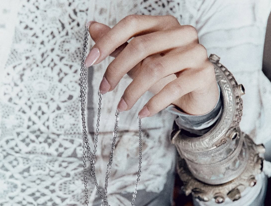 Ногти со стразами, перьями и цепями: 13 идей новогоднего маникюра с подиумов (фото 18)