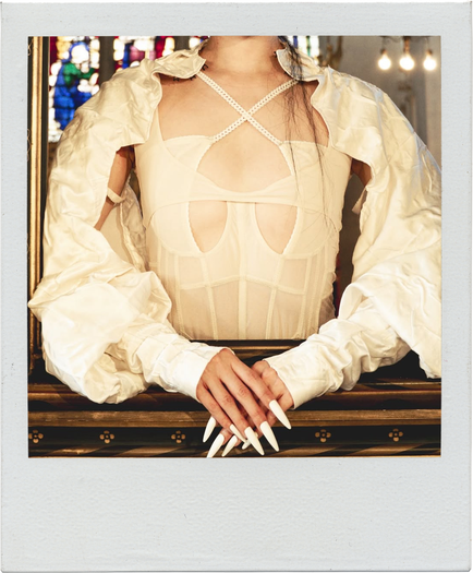 Ногти со стразами, перьями и цепями: 13 идей новогоднего маникюра с подиумов (фото 24)