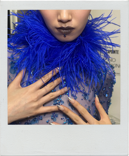 Ногти со стразами, перьями и цепями: 13 идей новогоднего маникюра с подиумов (фото 31)