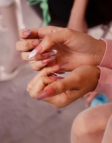 Ногти со стразами, перьями и цепями: 13 идей новогоднего маникюра с подиумов (фото 30)