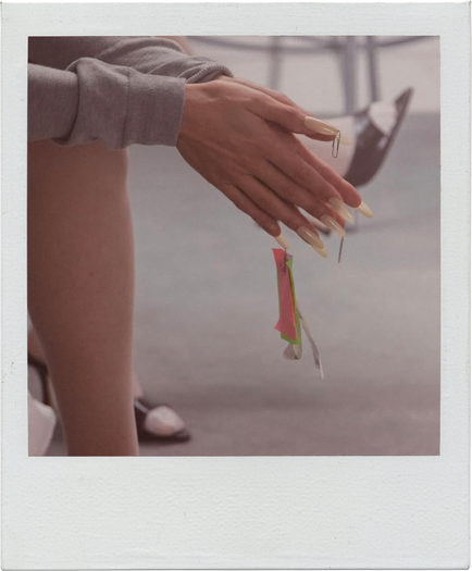 Ногти со стразами, перьями и цепями: 13 идей новогоднего маникюра с подиумов (фото 29)