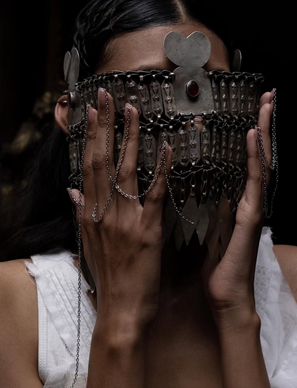 Ногти со стразами, перьями и цепями: 13 идей новогоднего маникюра с подиумов (фото 17)