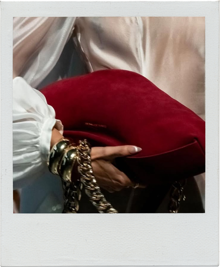 Ногти со стразами, перьями и цепями: 13 идей новогоднего маникюра с подиумов (фото 11)