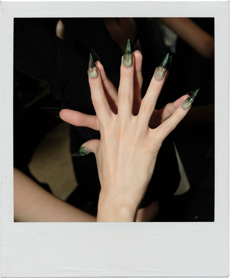 Ногти со стразами, перьями и цепями: 13 идей новогоднего маникюра с подиумов (фото 3)