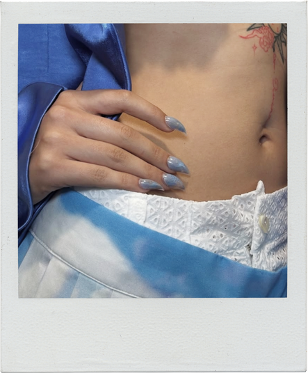 Ногти со стразами, перьями и цепями: 13 идей новогоднего маникюра с подиумов (фото 21)