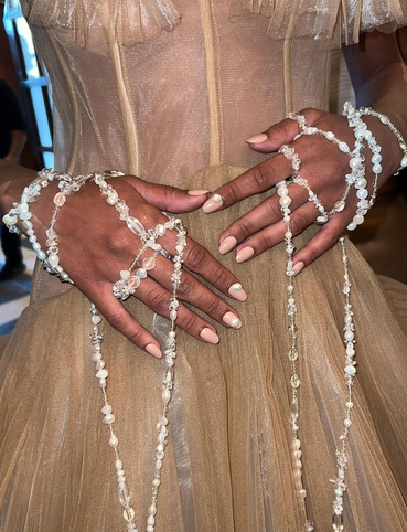 Ногти со стразами, перьями и цепями: 13 идей новогоднего маникюра с подиумов (фото 20)