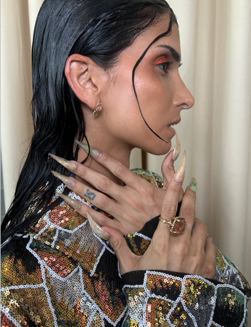 Ногти со стразами, перьями и цепями: 13 идей новогоднего маникюра с подиумов (фото 23)