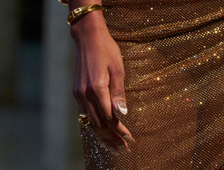 Ногти со стразами, перьями и цепями: 13 идей новогоднего маникюра с подиумов (фото 13)