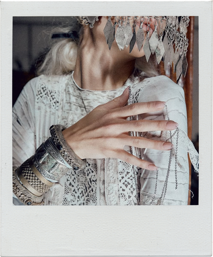 Ногти со стразами, перьями и цепями: 13 идей новогоднего маникюра с подиумов (фото 16)