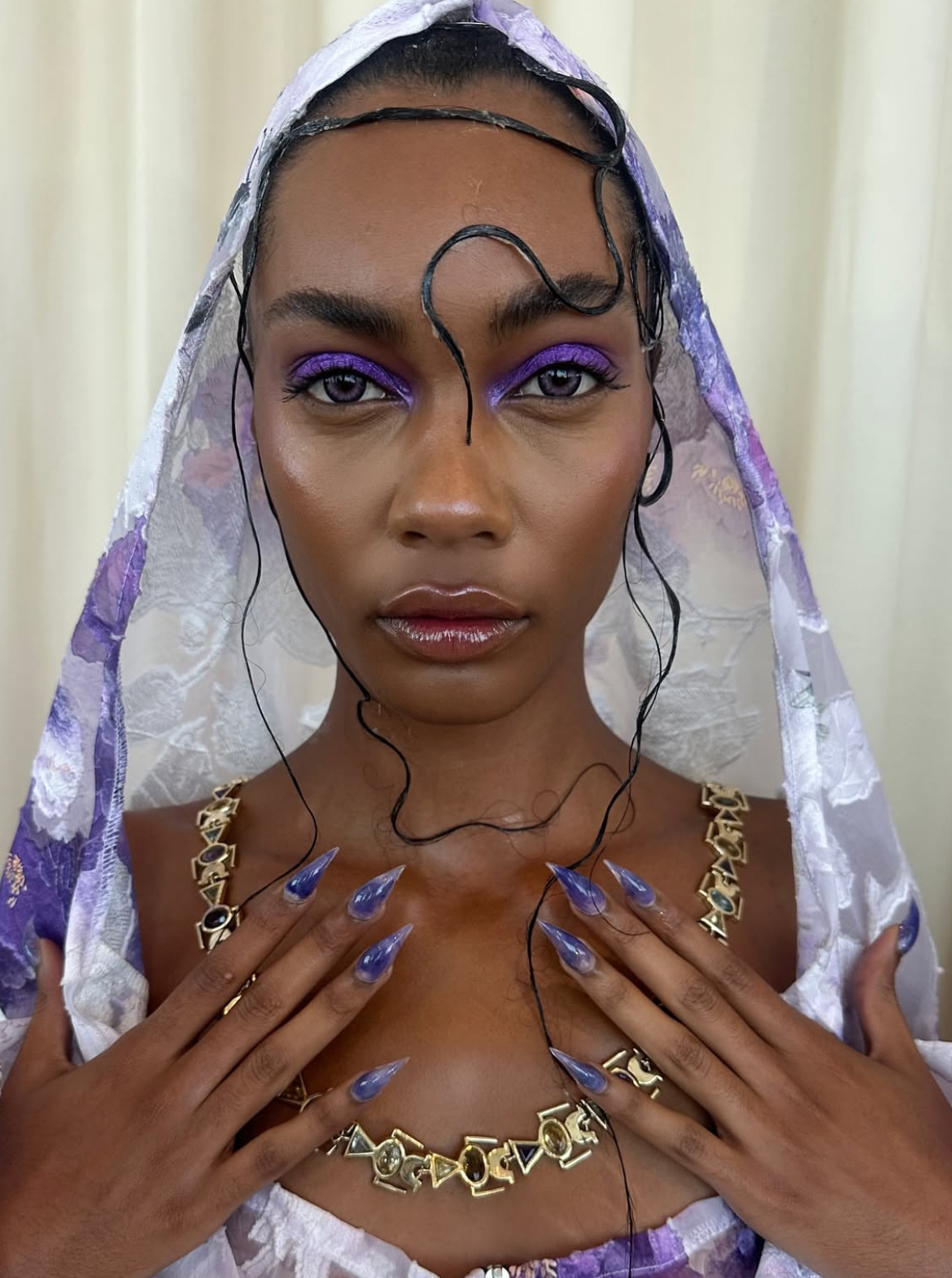 Ногти со стразами, перьями и цепями: 13 идей новогоднего маникюра с подиумов (фото 22)