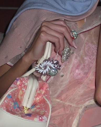 Ногти со стразами, перьями и цепями: 13 идей новогоднего маникюра с подиумов (фото 5)