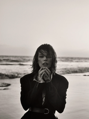 Милле Йовович — 50! 10 фотосессий с ее участием. Выбор BURO. (фото 40)