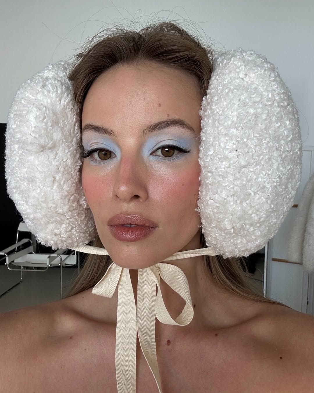 Frosted makeup: тренд на макияж в ледяном голубом оттенке — носим как Айрис Лоу и Белла Хадид (фото 8)