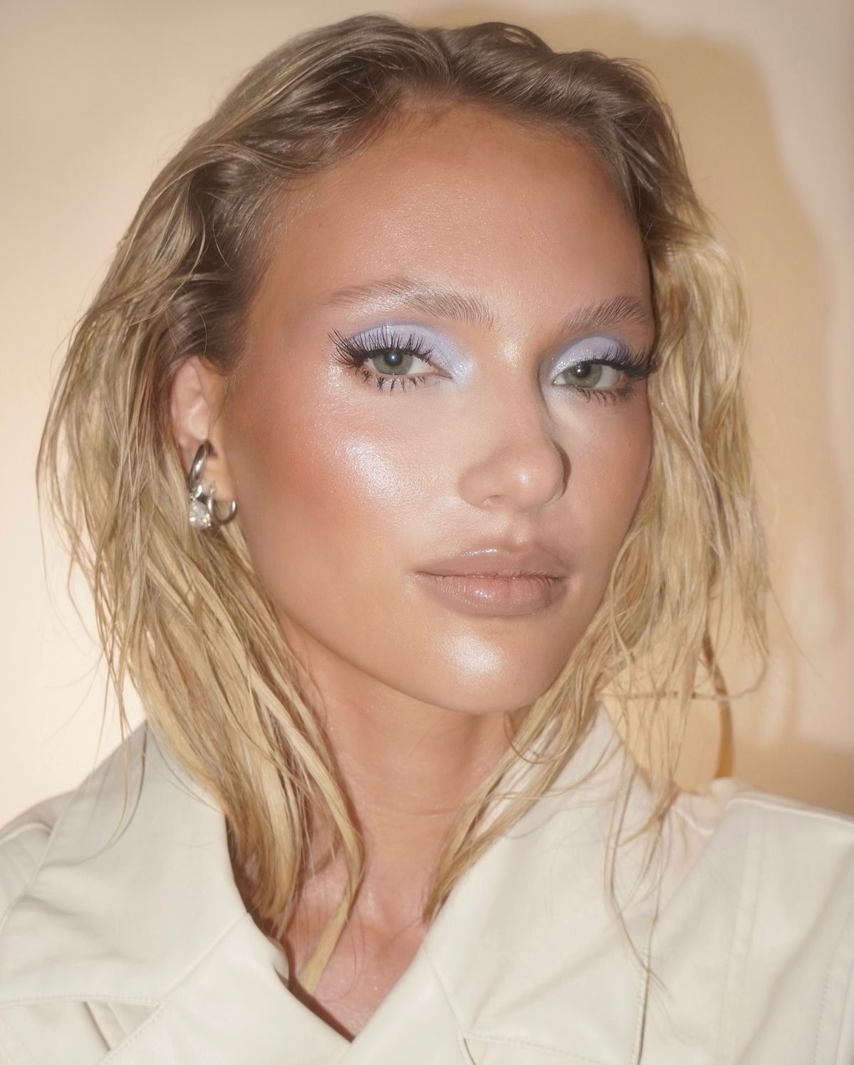 Frosted makeup: тренд на макияж в ледяном голубом оттенке — носим как Айрис Лоу и Белла Хадид (фото 23)