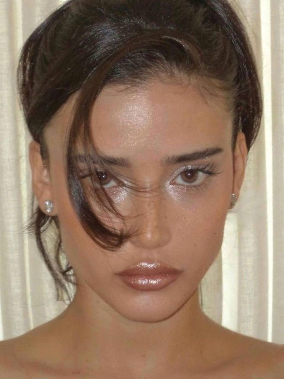 Frosted makeup: тренд на макияж в ледяном голубом оттенке — носим как Айрис Лоу и Белла Хадид (фото 25)