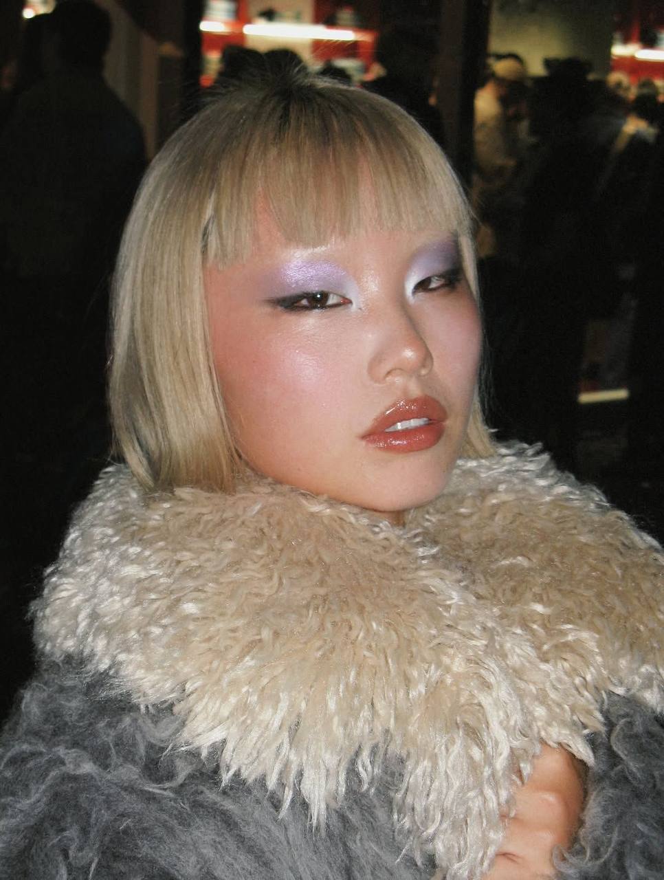 Frosted makeup: тренд на макияж в ледяном голубом оттенке — носим как Айрис Лоу и Белла Хадид (фото 15)