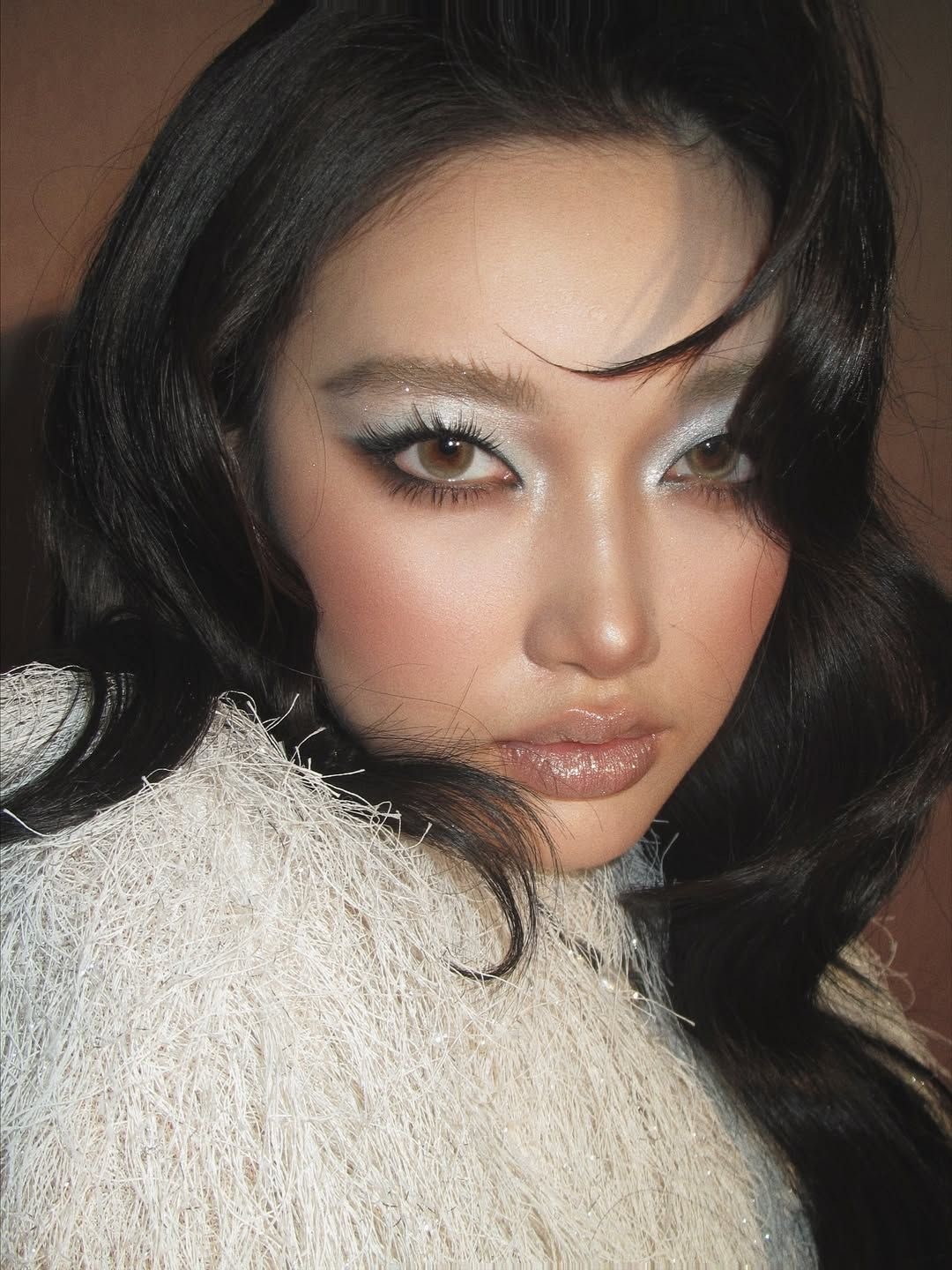 Frosted makeup: тренд на макияж в ледяном голубом оттенке — носим как Айрис Лоу и Белла Хадид (фото 27)