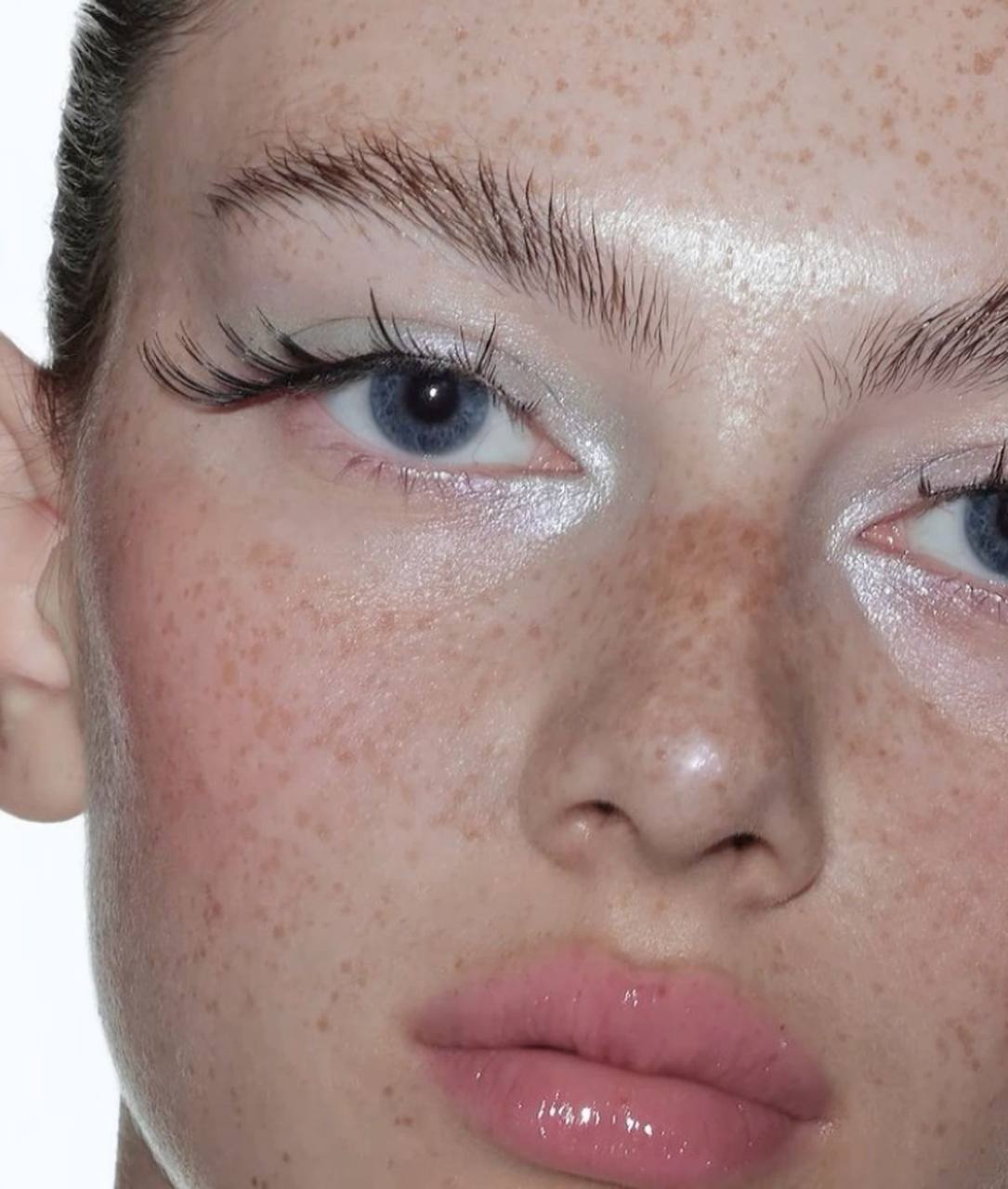 Frosted makeup: тренд на макияж в ледяном голубом оттенке — носим как Айрис Лоу и Белла Хадид (фото 30)