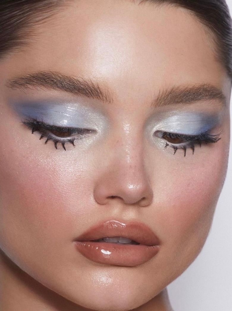 Frosted makeup: тренд на макияж в ледяном голубом оттенке — носим как Айрис Лоу и Белла Хадид (фото 11)