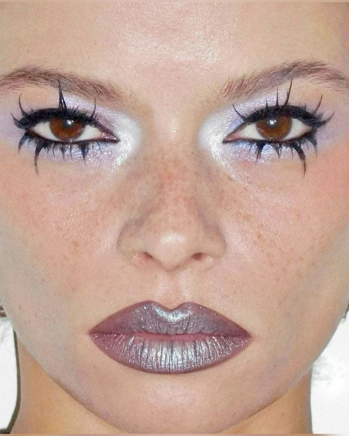 Frosted makeup: тренд на макияж в ледяном голубом оттенке — носим как Айрис Лоу и Белла Хадид (фото 19)