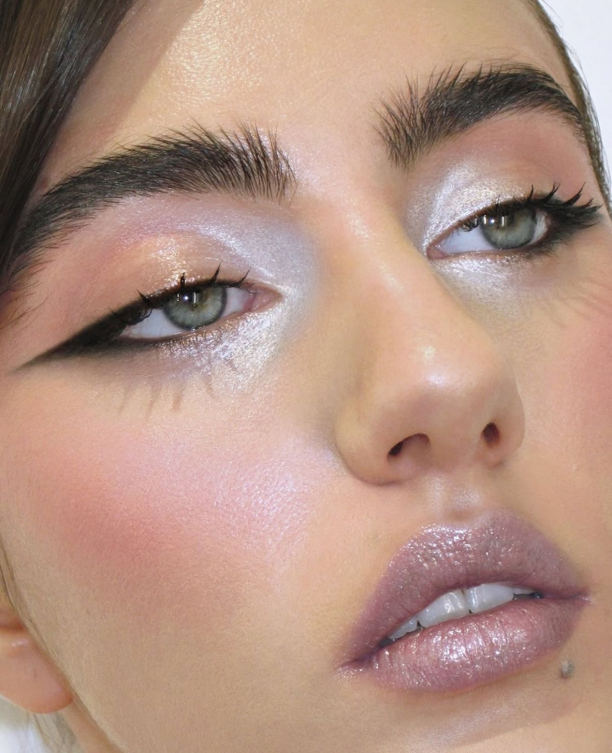 Frosted makeup: тренд на макияж в ледяном голубом оттенке — носим как Айрис Лоу и Белла Хадид (фото 13)