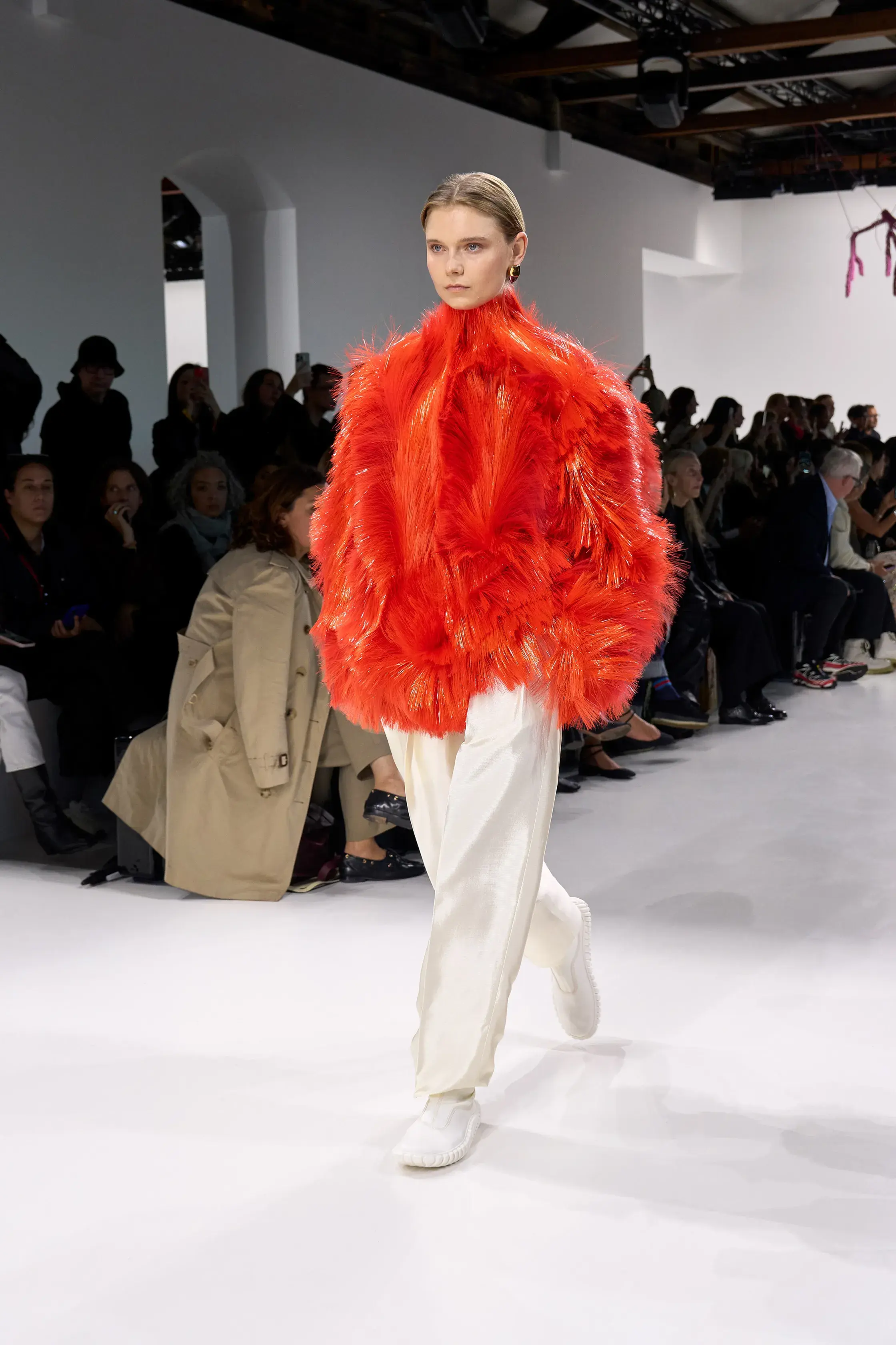 Cloud Dancer и «заводной апельсин». Главные цвета сезона весна-лето 2026 (фото 17)