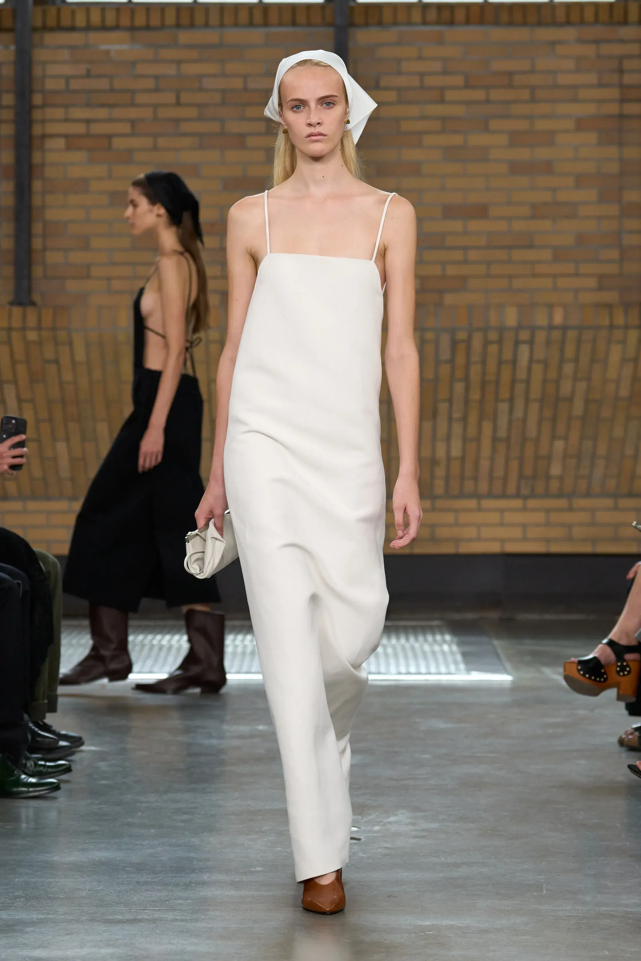 Cloud Dancer и «заводной апельсин». Главные цвета сезона весна-лето 2026 (фото 1)