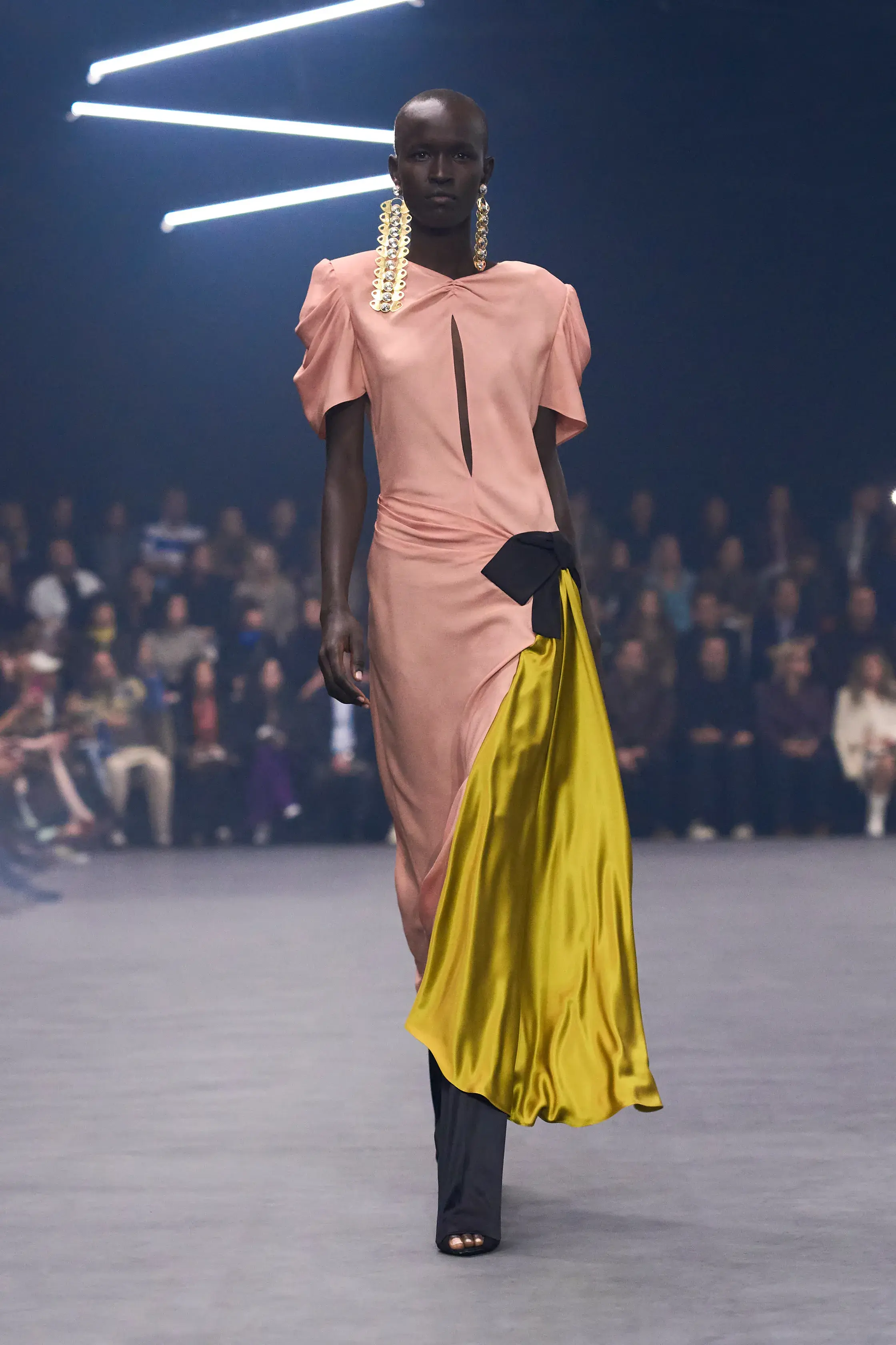 Cloud Dancer и «заводной апельсин». Главные цвета сезона весна-лето 2026 (фото 42)