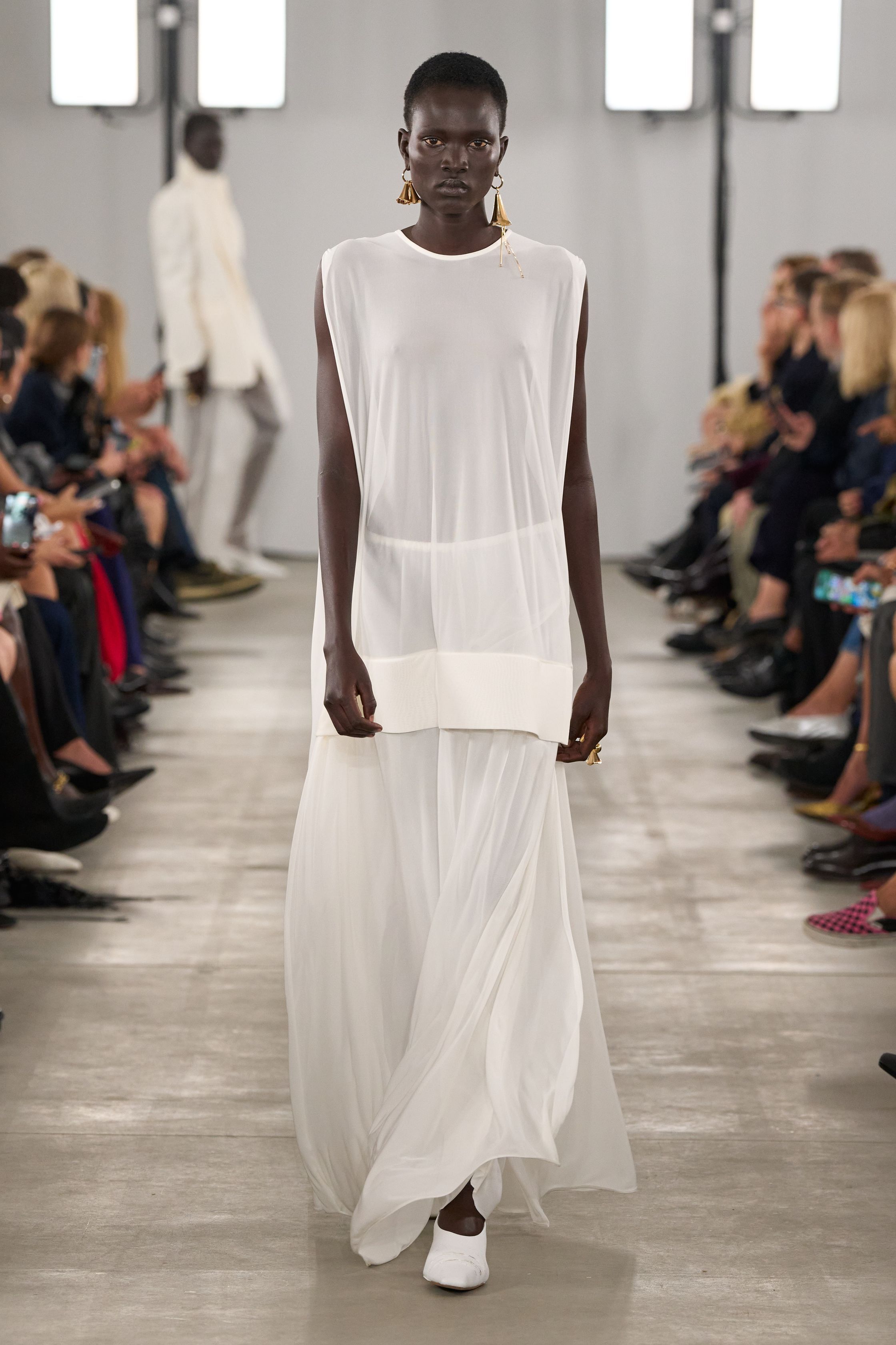 Cloud Dancer и «заводной апельсин». Главные цвета сезона весна-лето 2026 (фото 7)