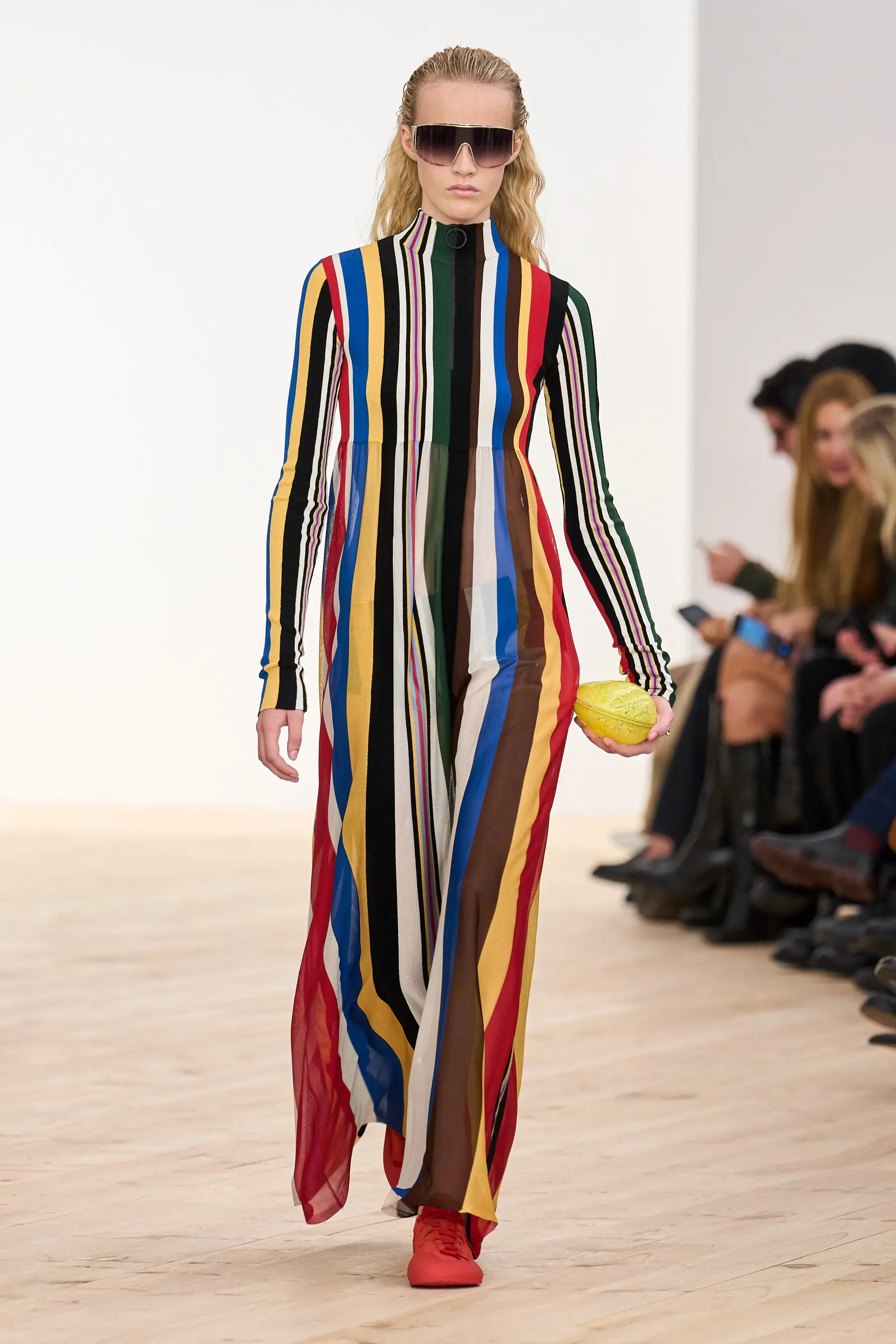 Cloud Dancer и «заводной апельсин». Главные цвета сезона весна-лето 2026 (фото 39)