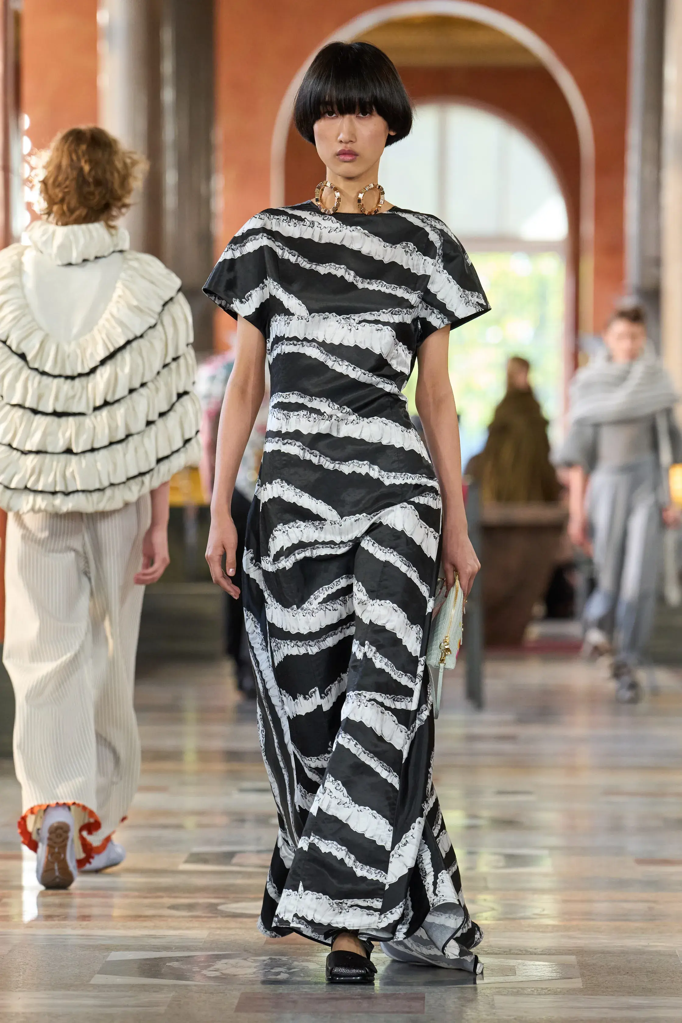 Горох, питон и полоска. Главные принты весна-лето 2026 (фото 33)