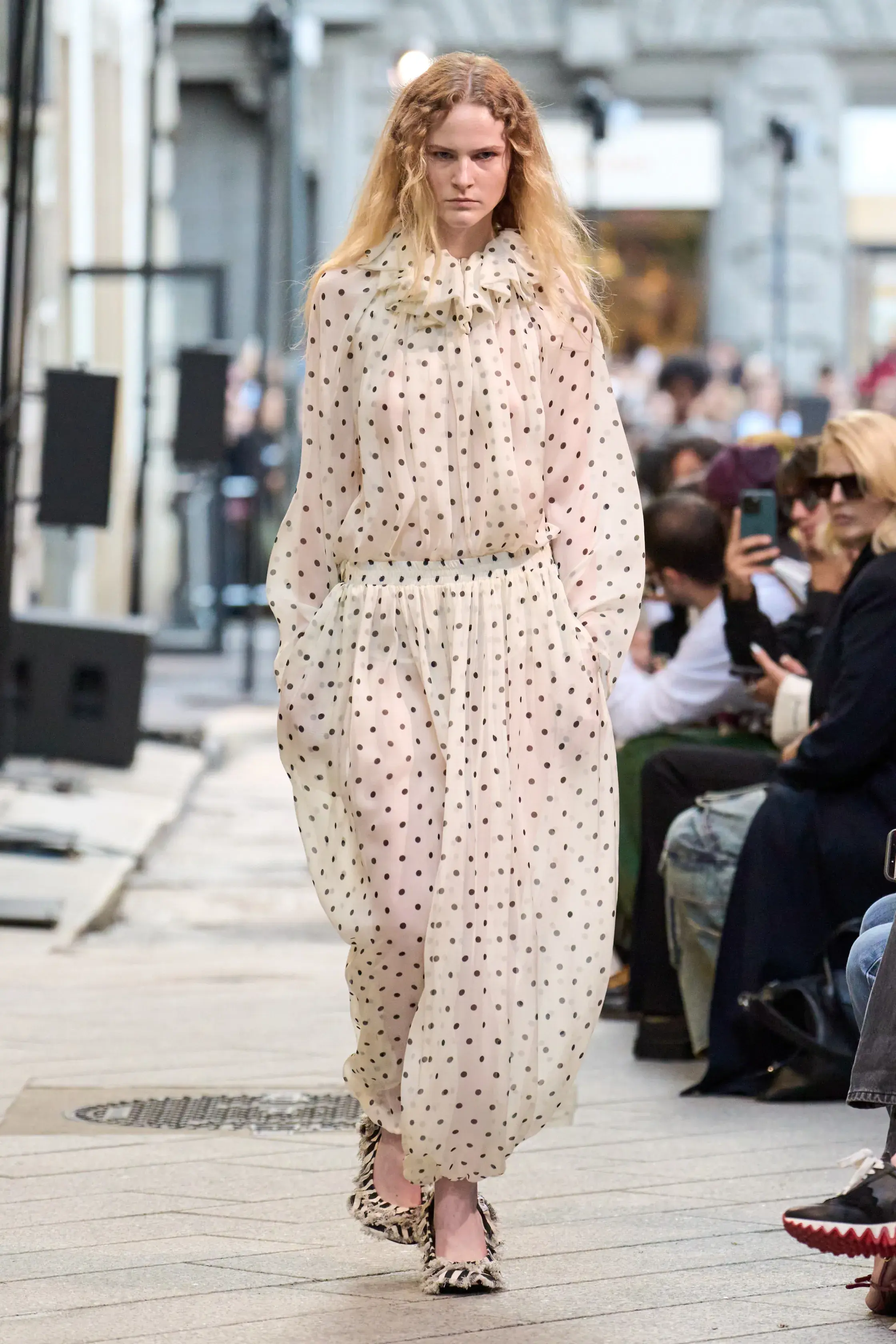 Горох, питон и полоска. Главные принты весна-лето 2026 (фото 22)