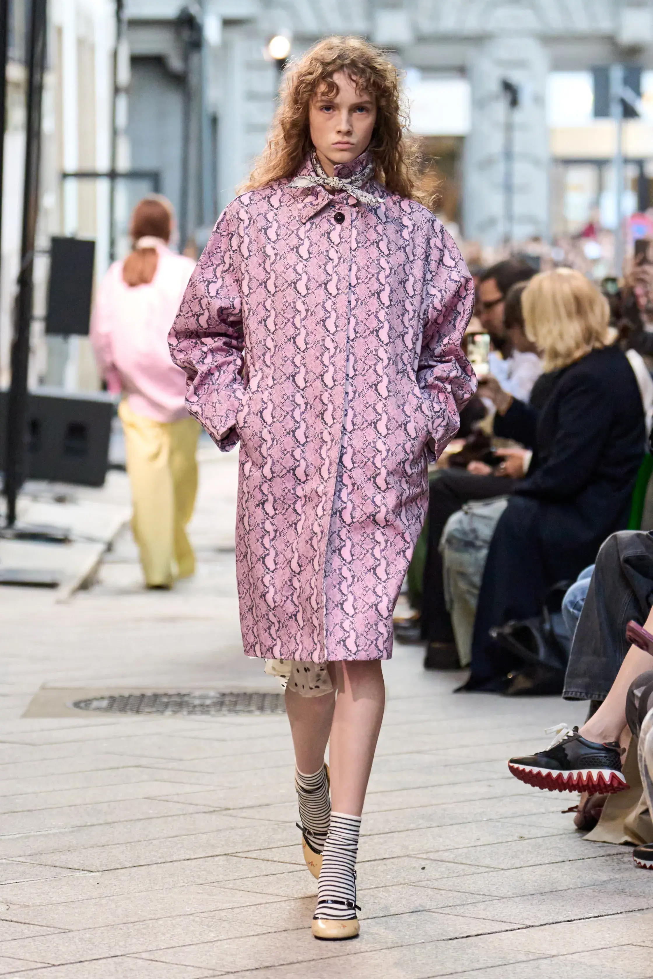 Горох, питон и полоска. Главные принты весна-лето 2026 (фото 29)