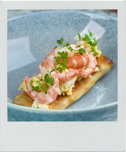 С крабом, икрой и сметанным кремом: рецепты блинов на Масленицу от шеф-поваров (фото 17)