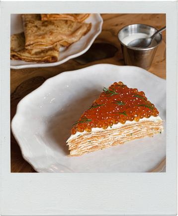 С крабом, икрой и сметанным кремом: рецепты блинов на Масленицу от шеф-поваров (фото 8)