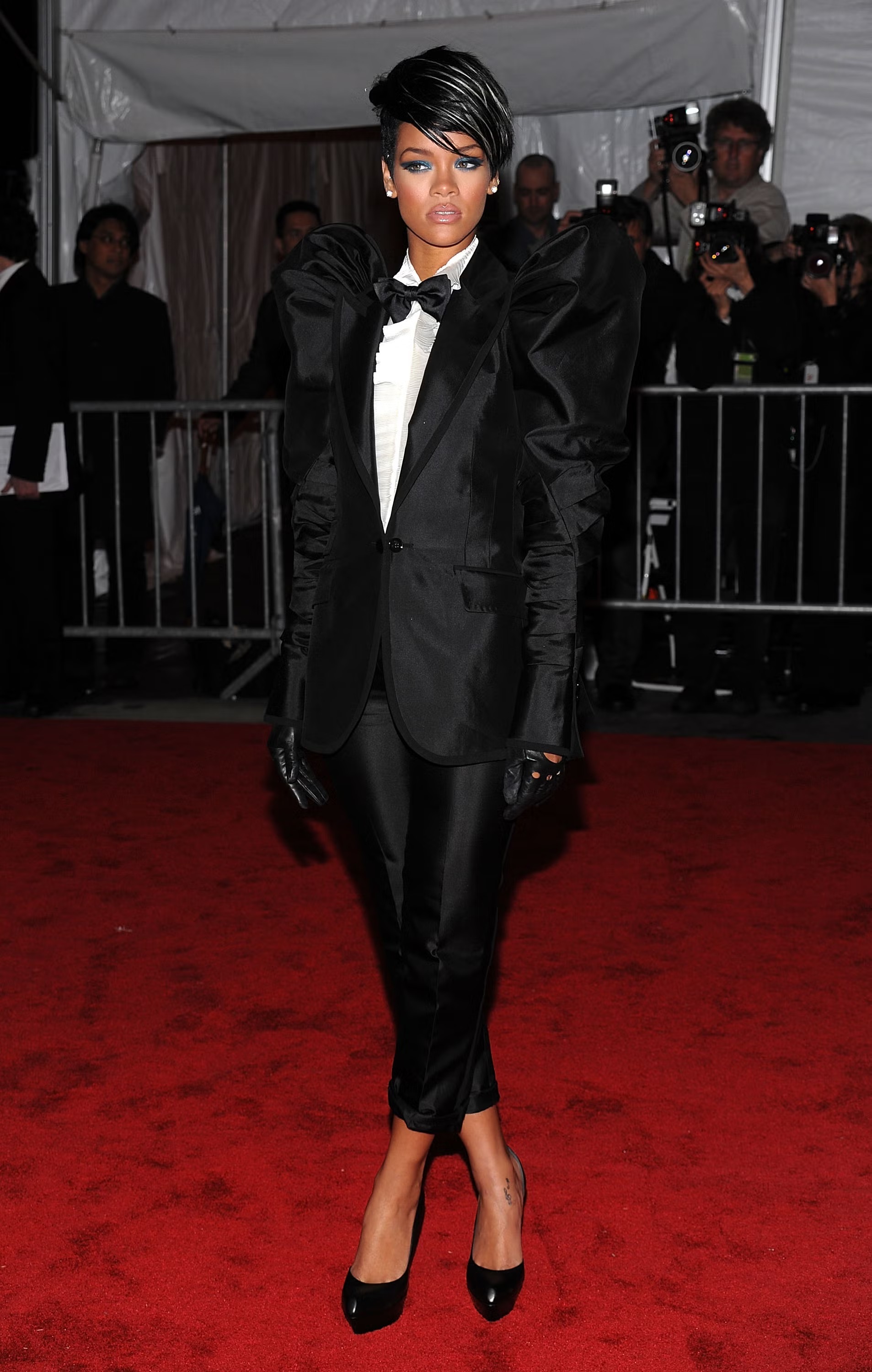 От юной звезды Барбадоса до глобальной fashion-иконы: эволюция стиля Рианны (фото 23)