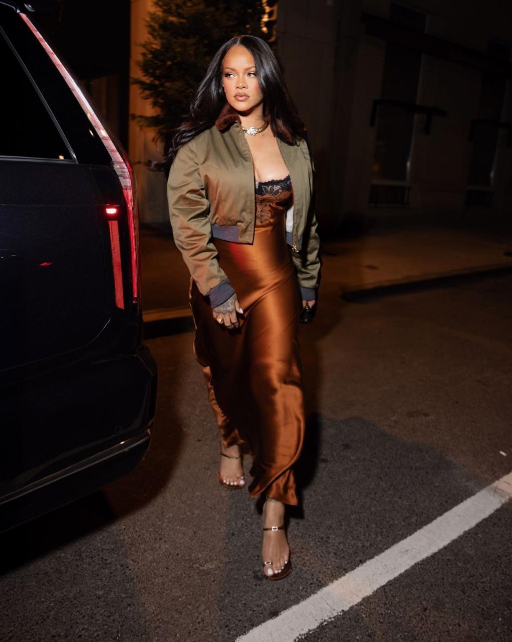 От юной звезды Барбадоса до глобальной fashion-иконы: эволюция стиля Рианны (фото 95)