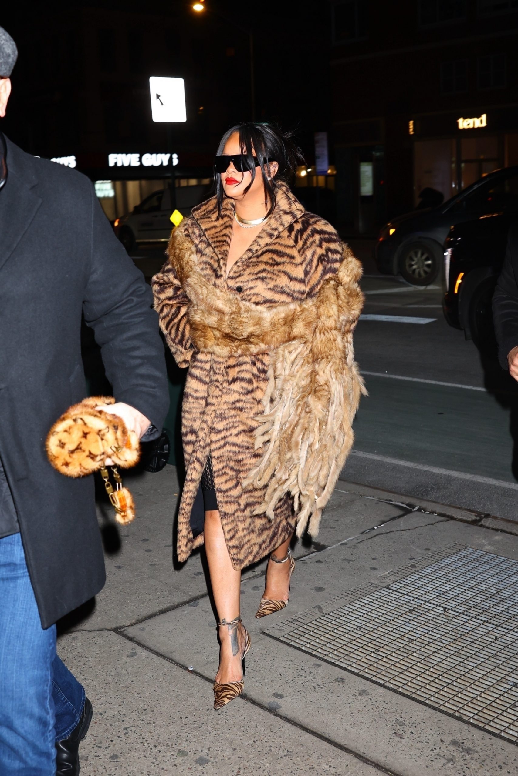 От юной звезды Барбадоса до глобальной fashion-иконы: эволюция стиля Рианны (фото 96)