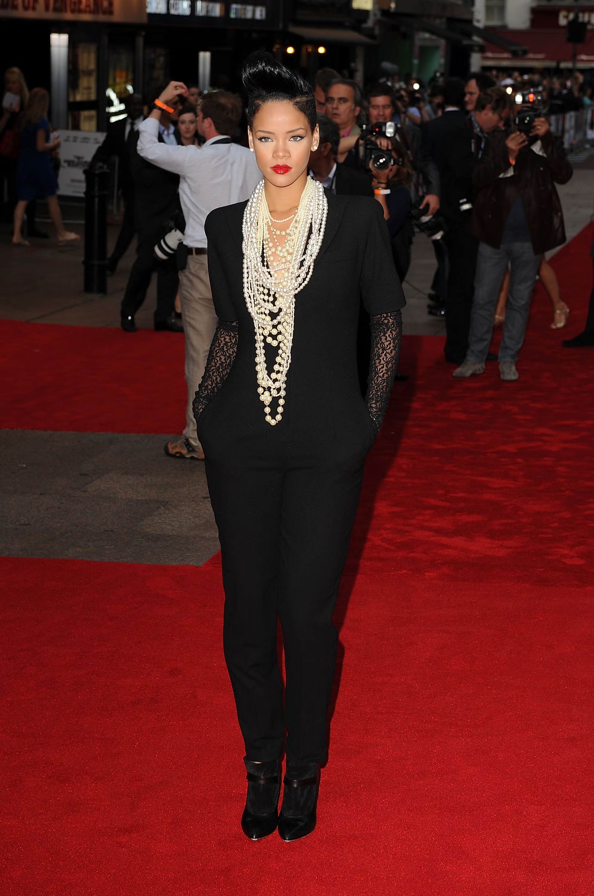 От юной звезды Барбадоса до глобальной fashion-иконы: эволюция стиля Рианны (фото 21)