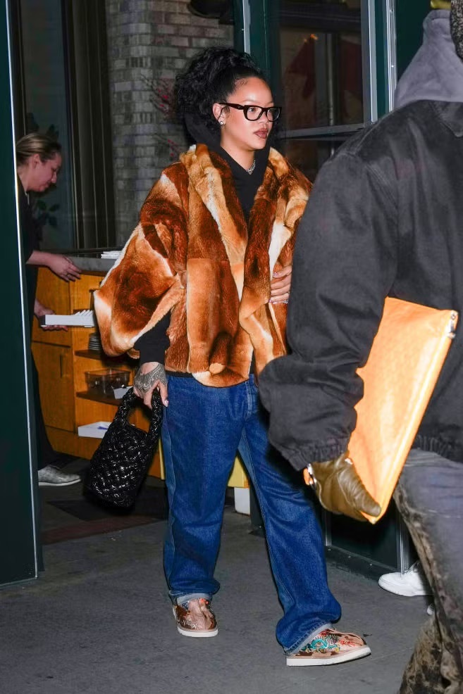 От юной звезды Барбадоса до глобальной fashion-иконы: эволюция стиля Рианны (фото 89)